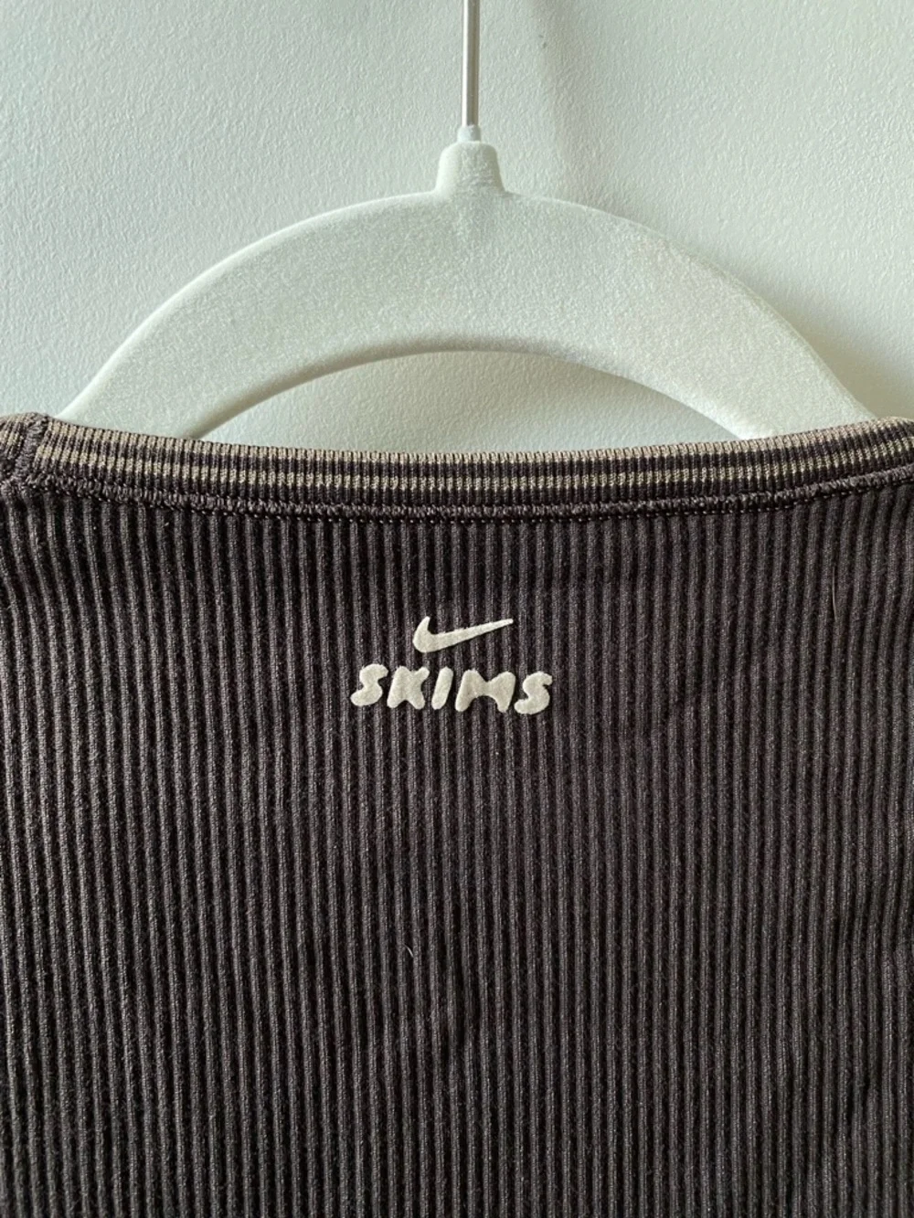 Nike SKIMS | Ribbed Seamless Short Sleeve T-Shirt Phoenix/Truffle - Picture 4 of 5